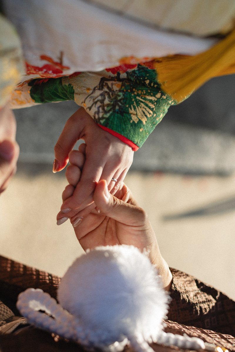 手を取り合って