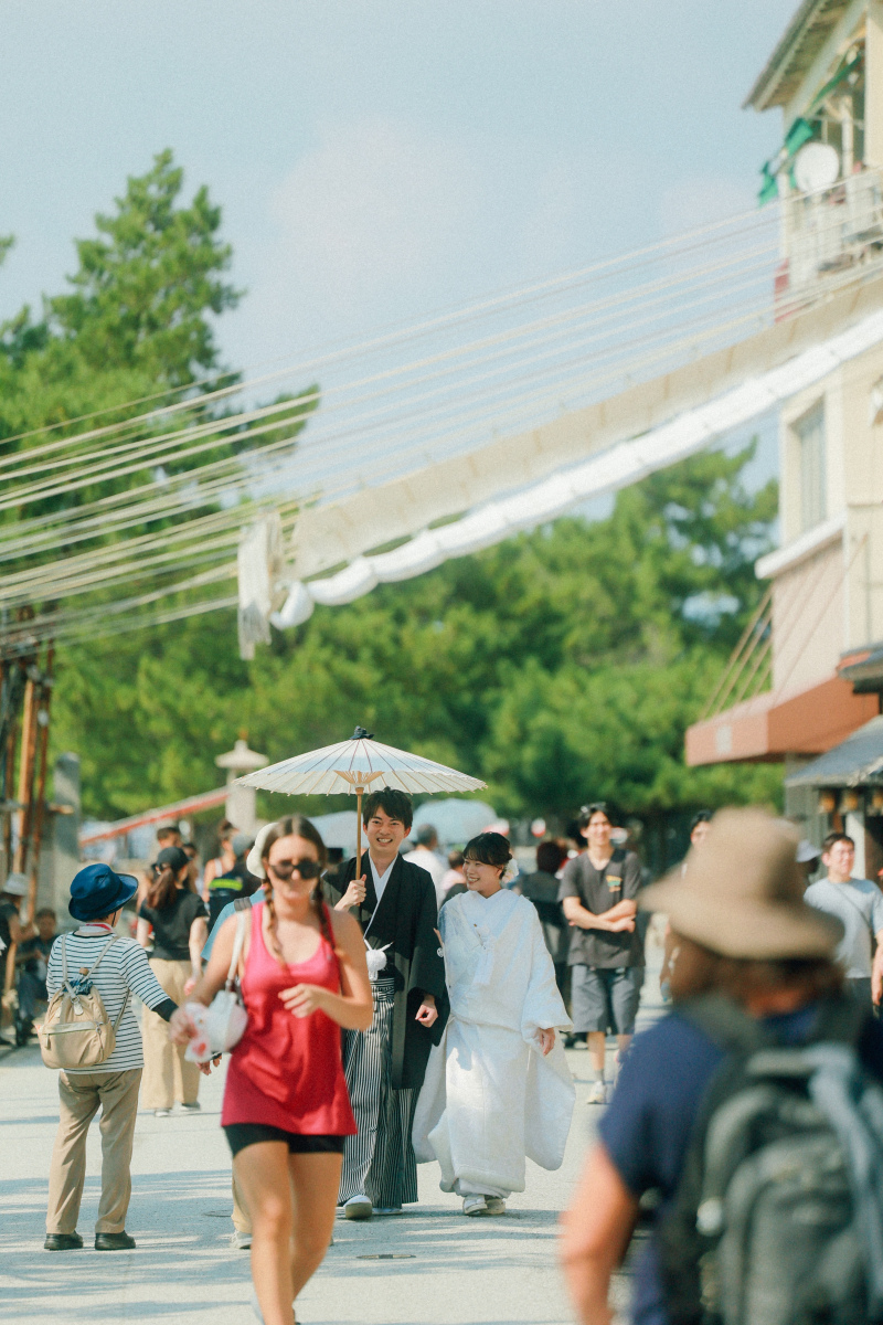 街並みを歩くふたり