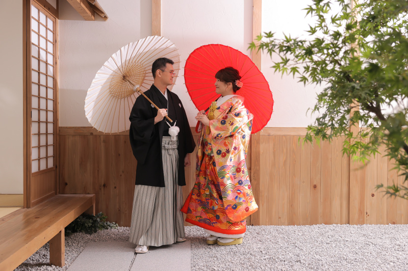 紅白の和傘が屋内庭園スタジオにピッタリ！