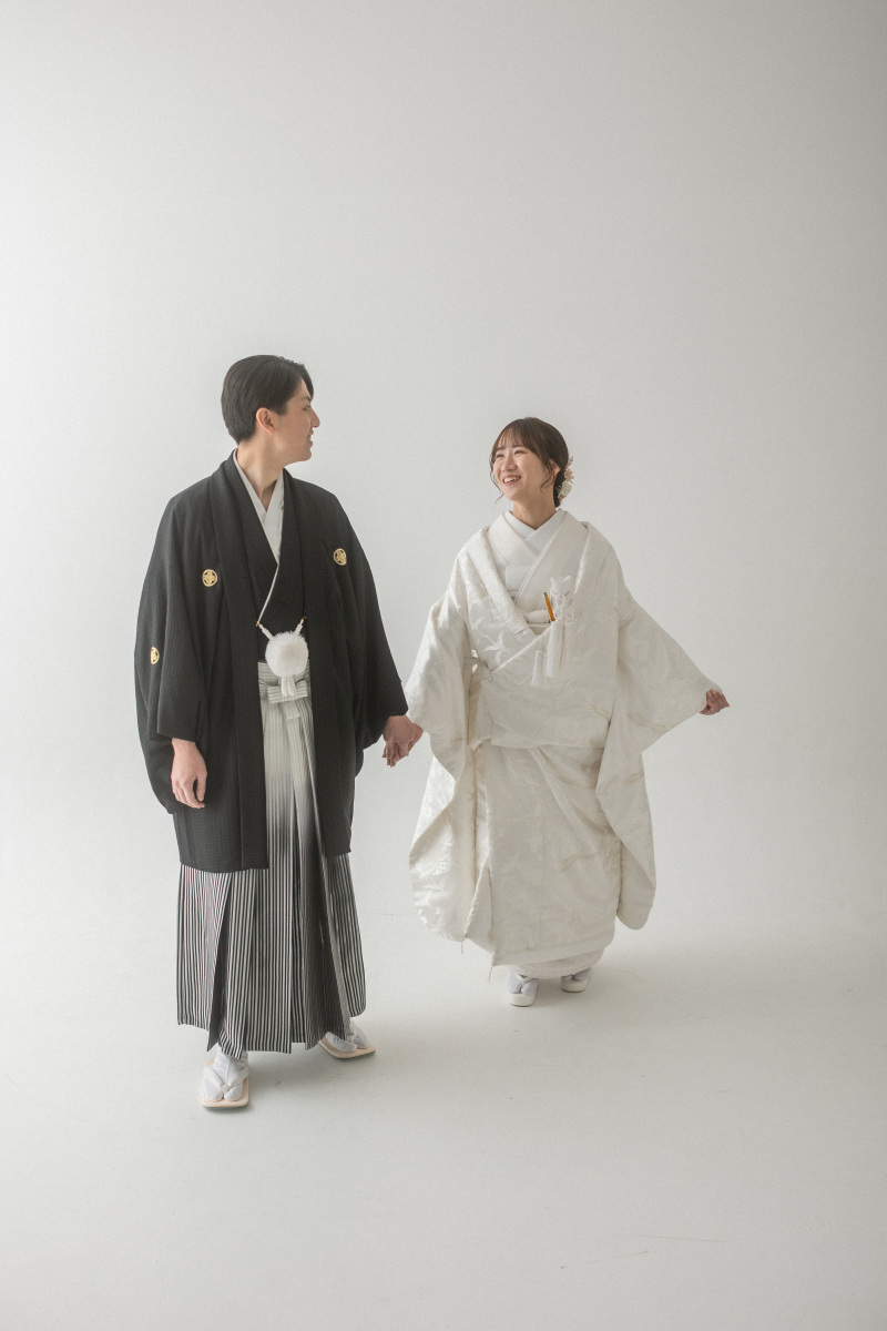 手を繋ぎながら