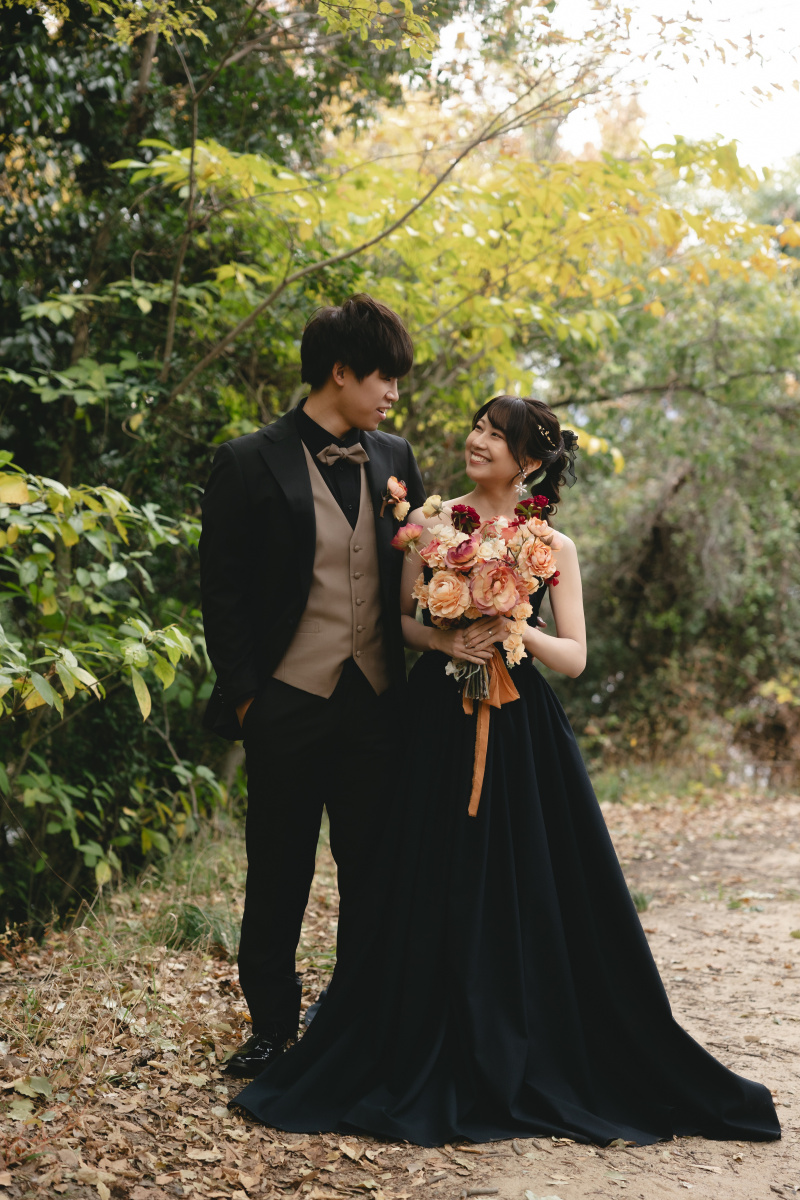 シックな衣装に身を包み