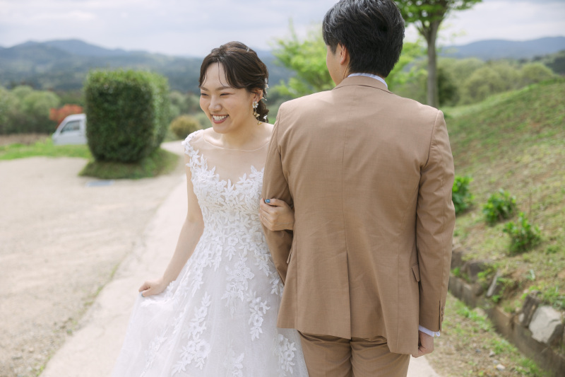 腕を組んで