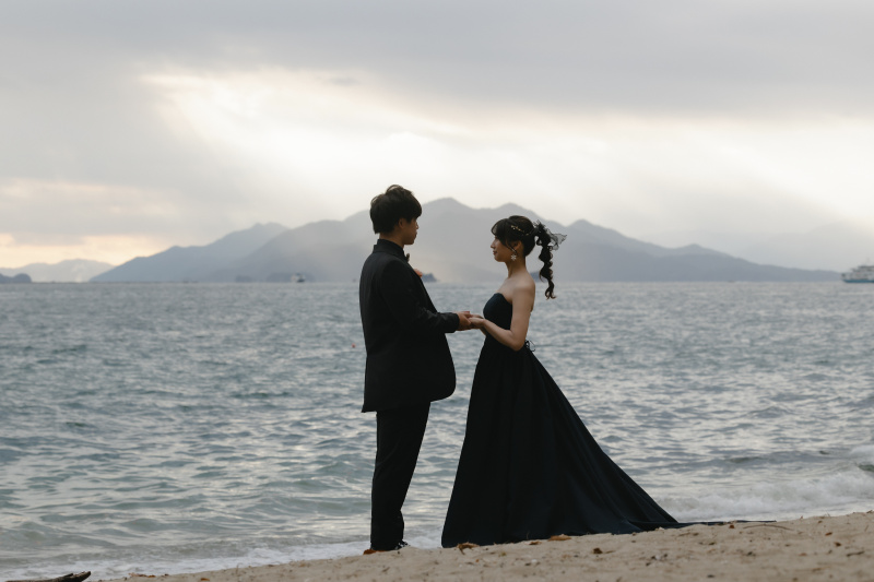 差し込む光を背景に