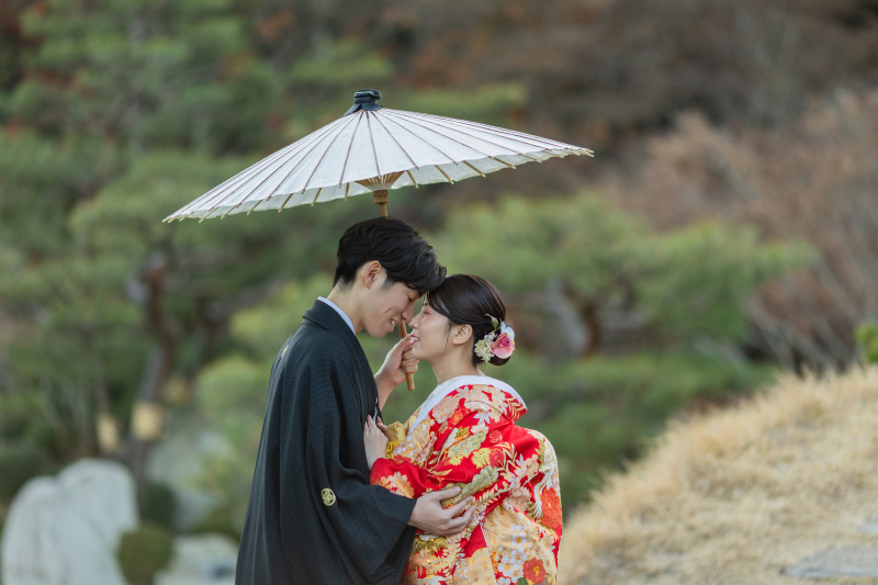 相合傘で心寄せ合って