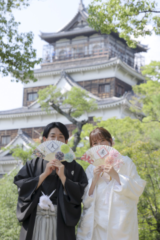 和装姿で扇子を手に、広島城を背景に！