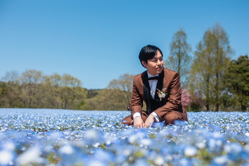 花の海に佇む新郎
