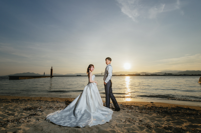 幸せなひとときを感じる、海辺のウェディングフォト