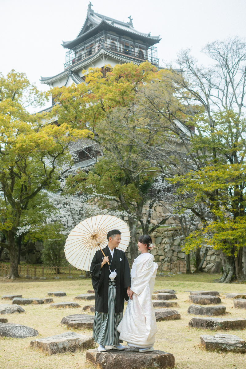 広島城をバックに