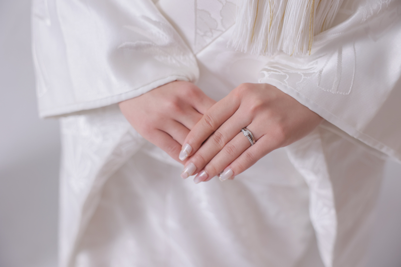 誓いの指輪ときらめくネイル