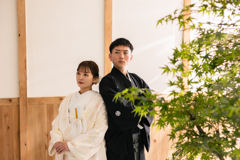 背中合わせて