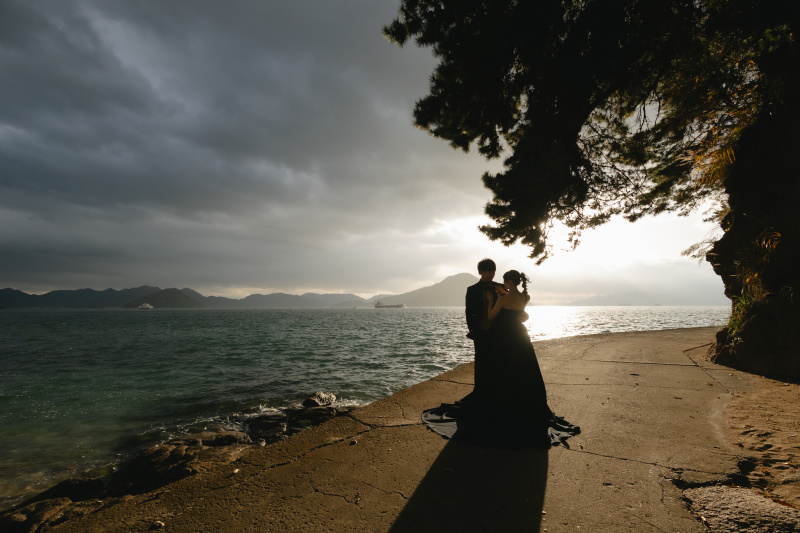 ふたりを照らす明るい日陽差し