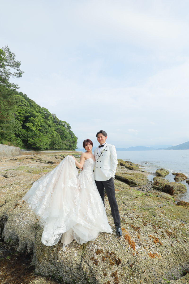 海と山と新郎新婦。