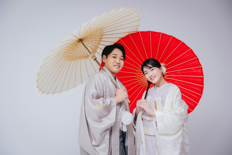 華やかさを添える和傘と共に