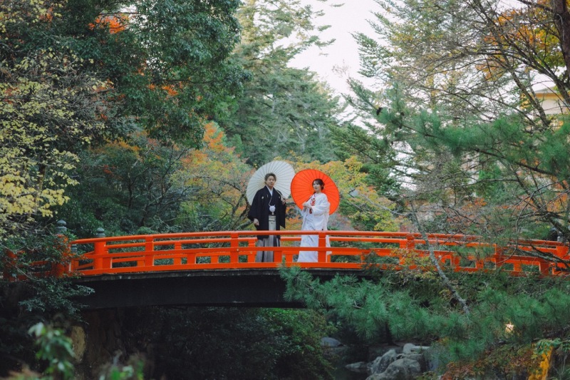 赤い橋と一緒に