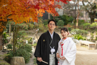 紅葉の咲き誇る日本庭園