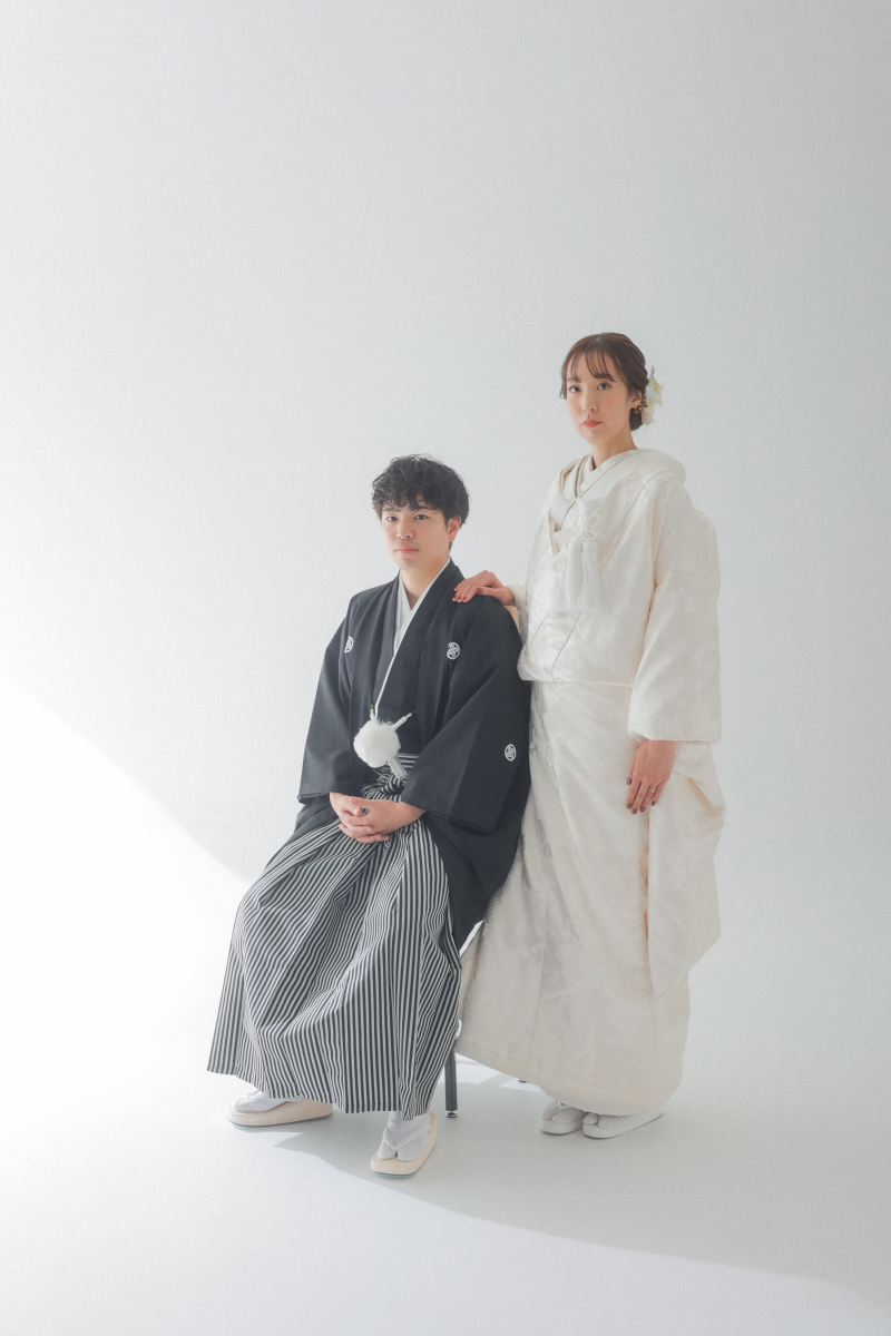 キリッとした表情で