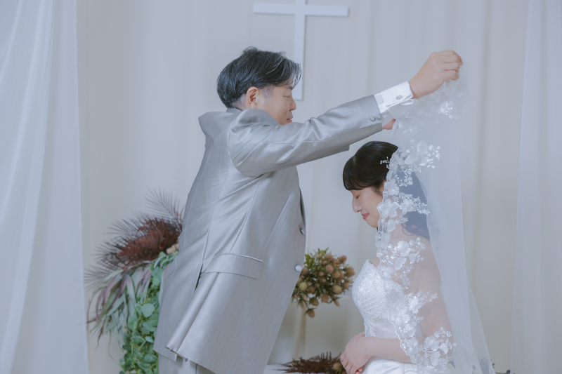 ベールアップ、愛の誓いの前に