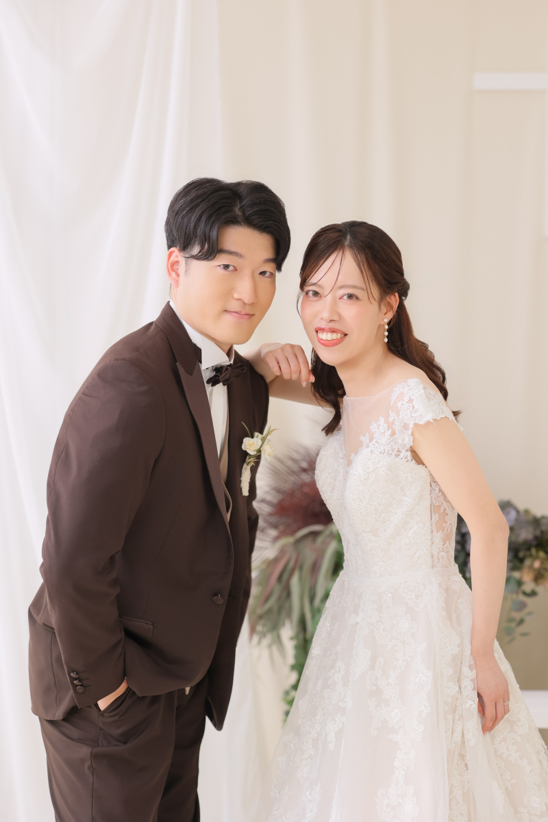 肩を寄せる洋装の一幕