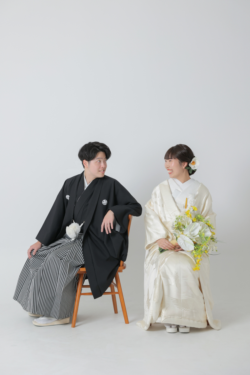 白い壁に映える、ふたりの門出