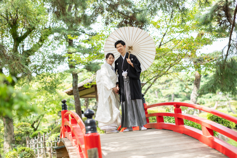 橋の上で番傘を持って