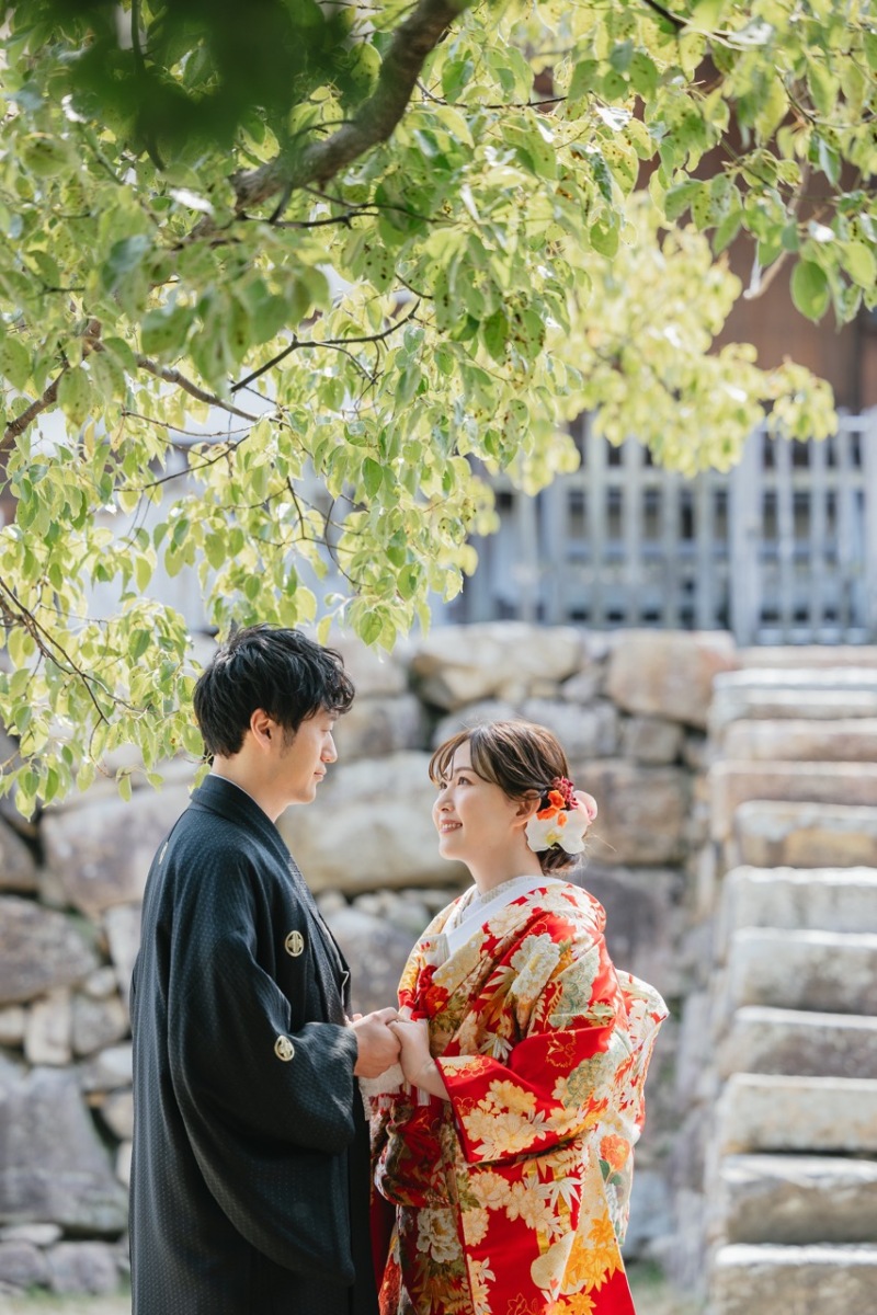 手を取り合って