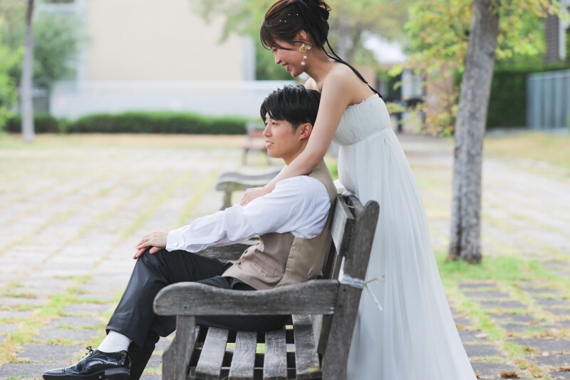 寄り添いあう2人