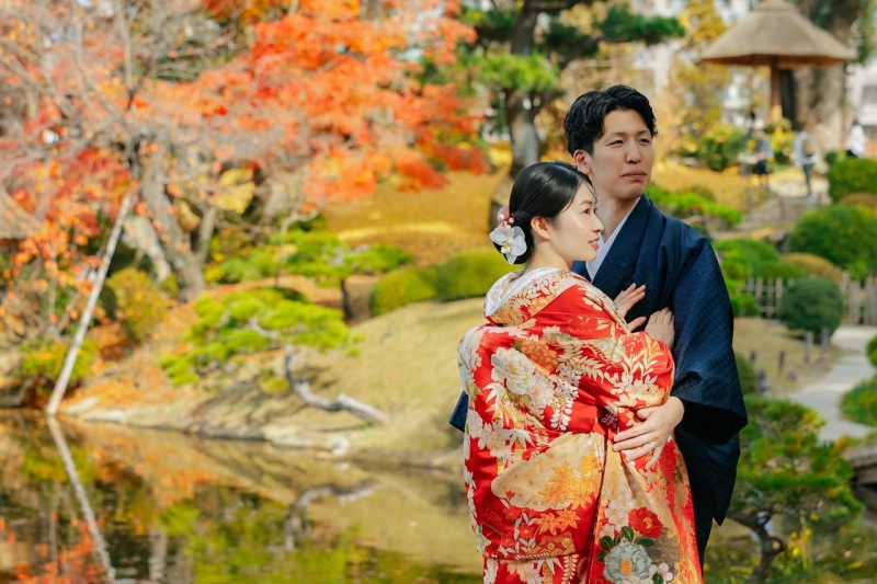 池のほとりで寄り添う