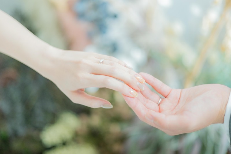 繋がる手と輝く指輪