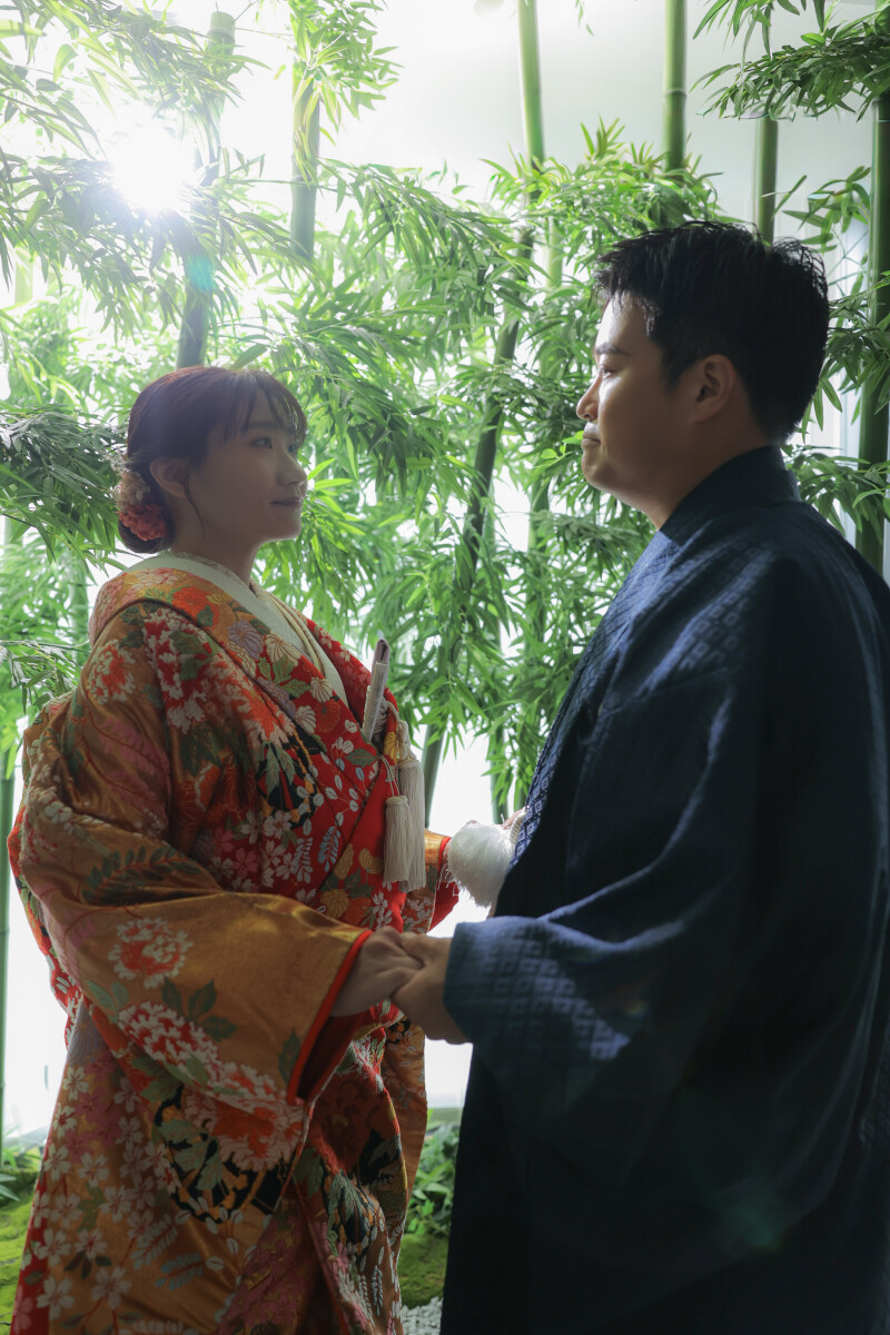 手を取り合って