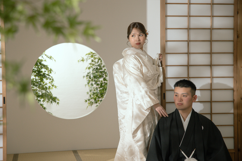 目線を逸らして