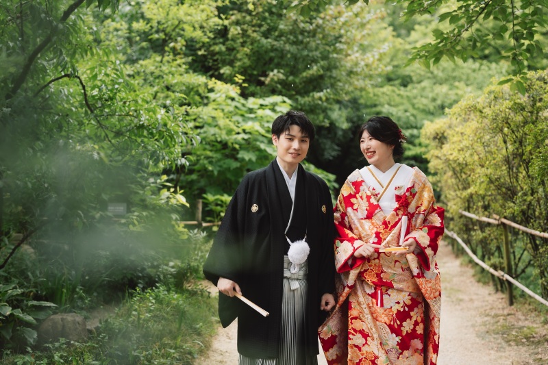 ご新郎様を見つめるご新婦様