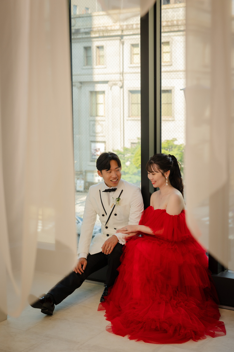 縁側に腰掛けて..