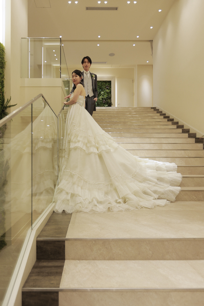 階段を彩るロングトレーン