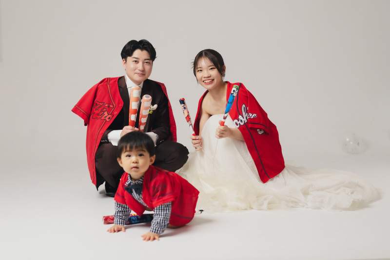 お揃いカープ姿で