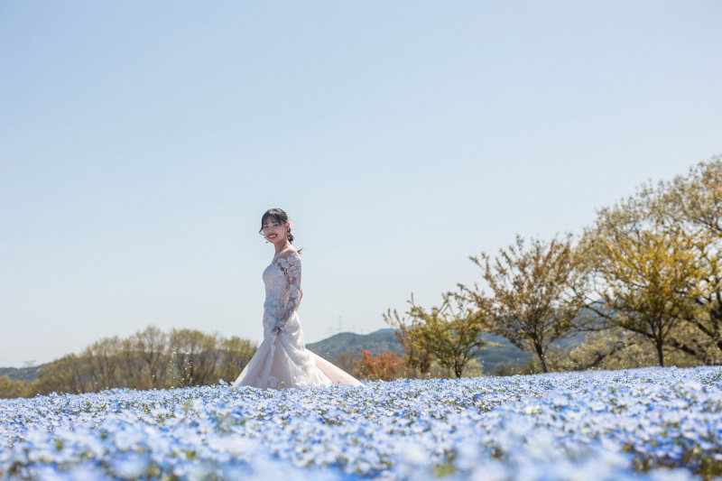 春風を感じて歩む花嫁