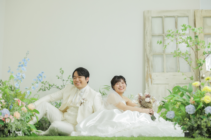 芝生でリラックスして