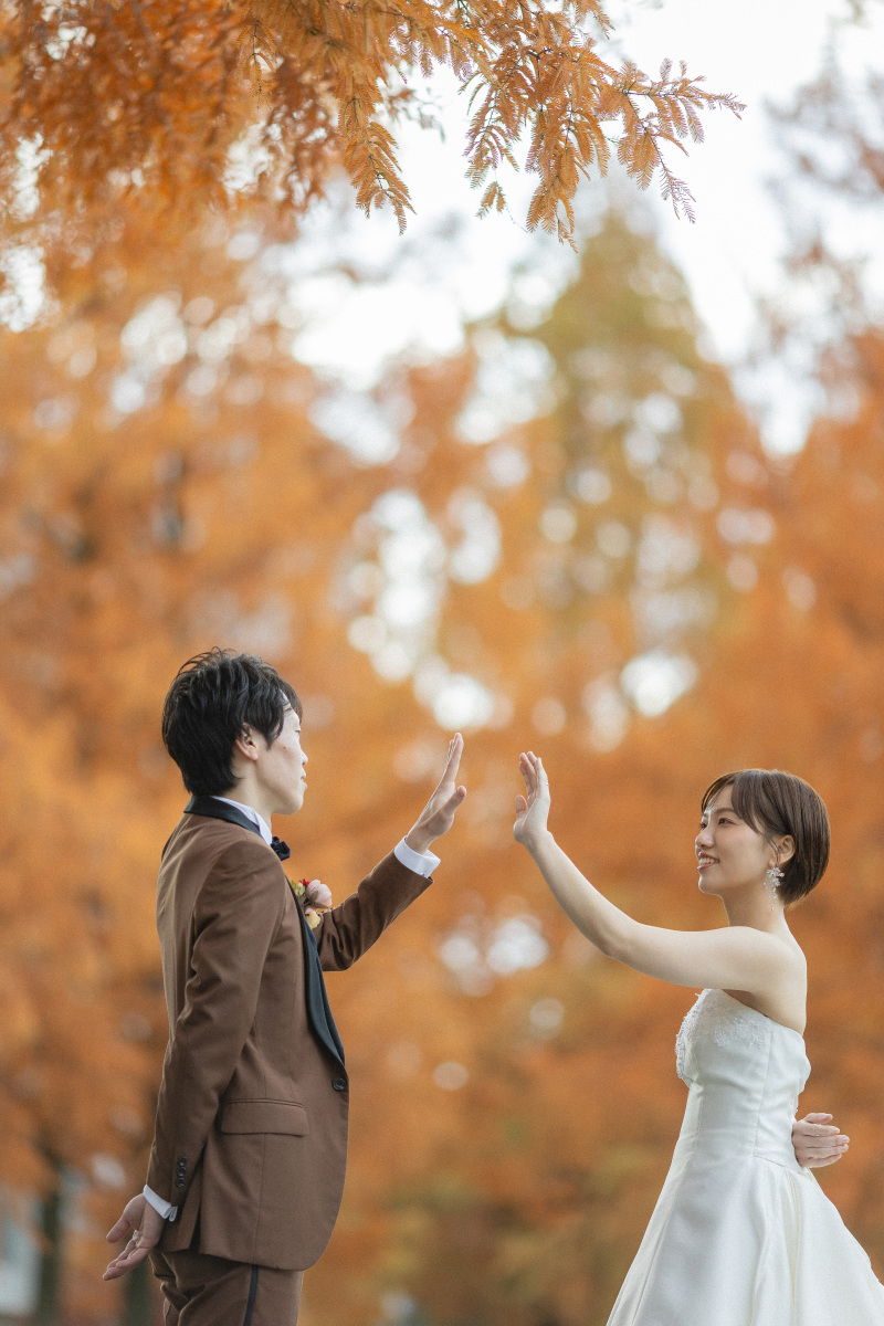 オレンジの紅葉をバックに