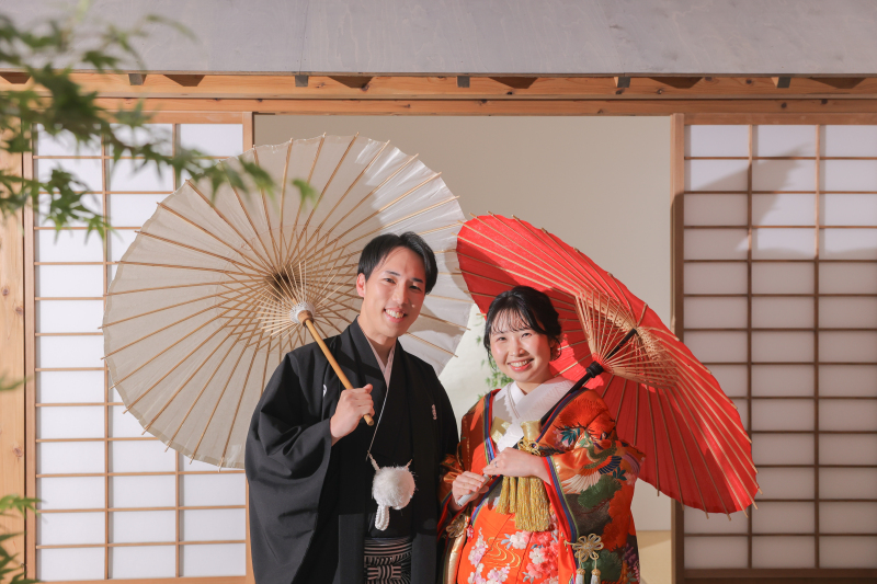 ふたりで和傘を持って