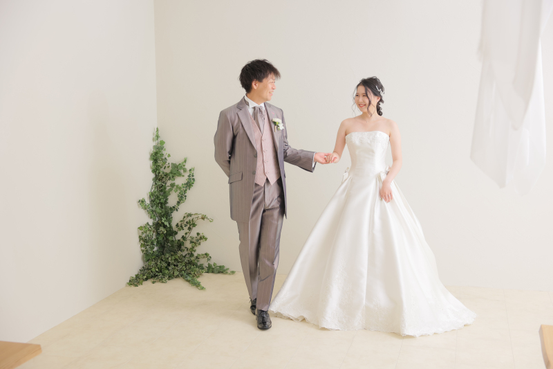 手を取り合って