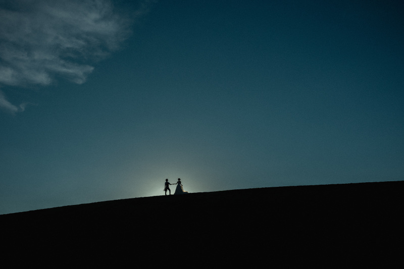 手を取り合って