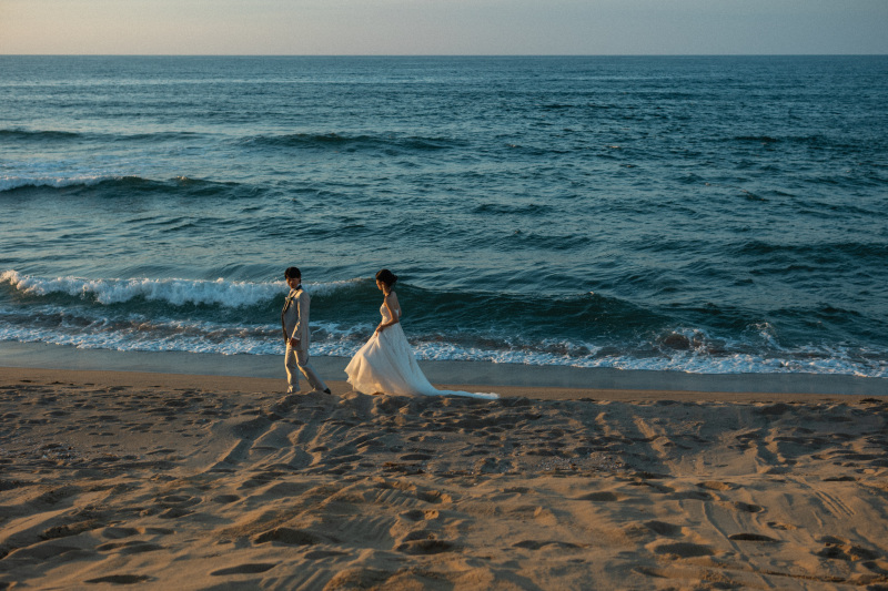 海辺の近くを歩きながら