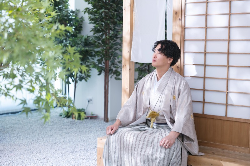 和の空間で一息つく新郎様