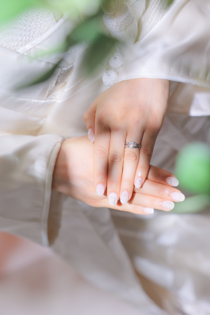 手元に輝くリング