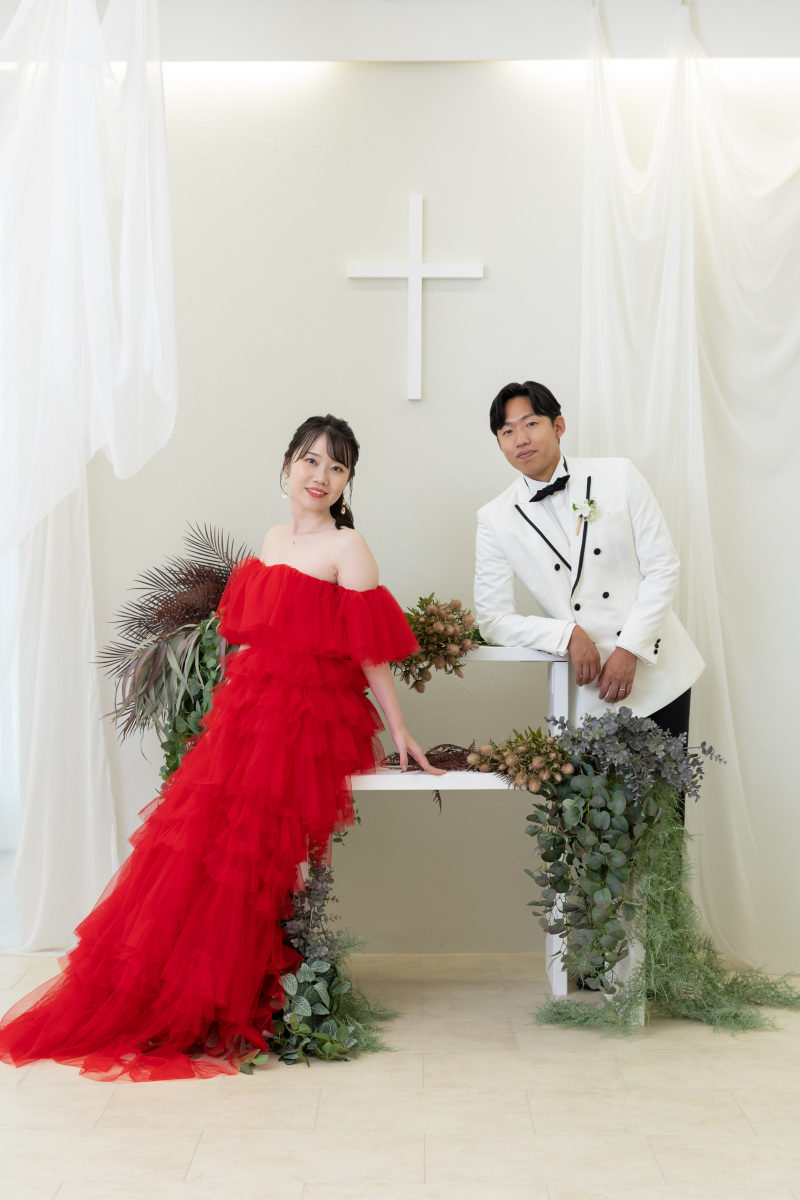 十字架の前で。