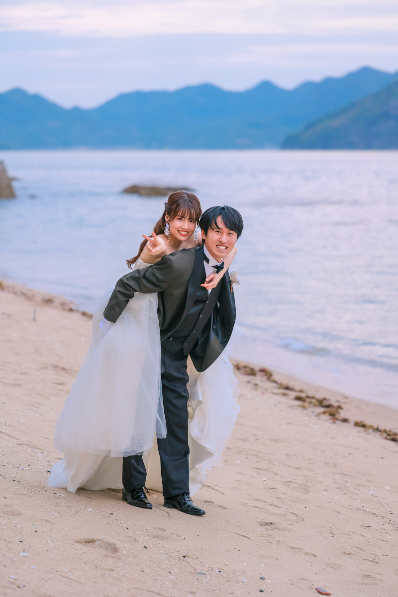 海辺でおんぶして