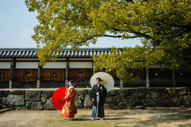 二人で傘を持って