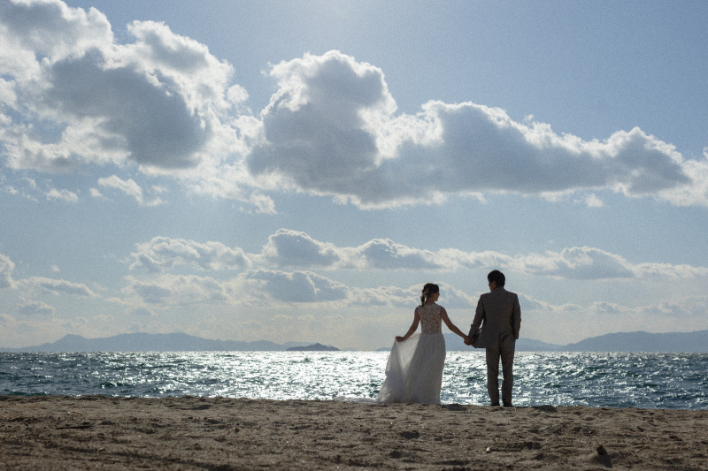 瀬戸内海をバックに