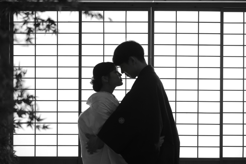 モノクロ背景で