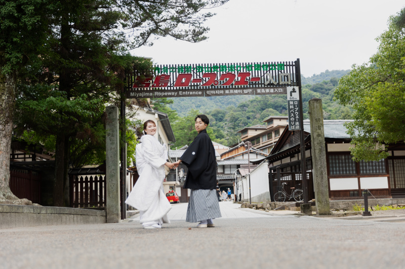 宮島ロープウェイの前で