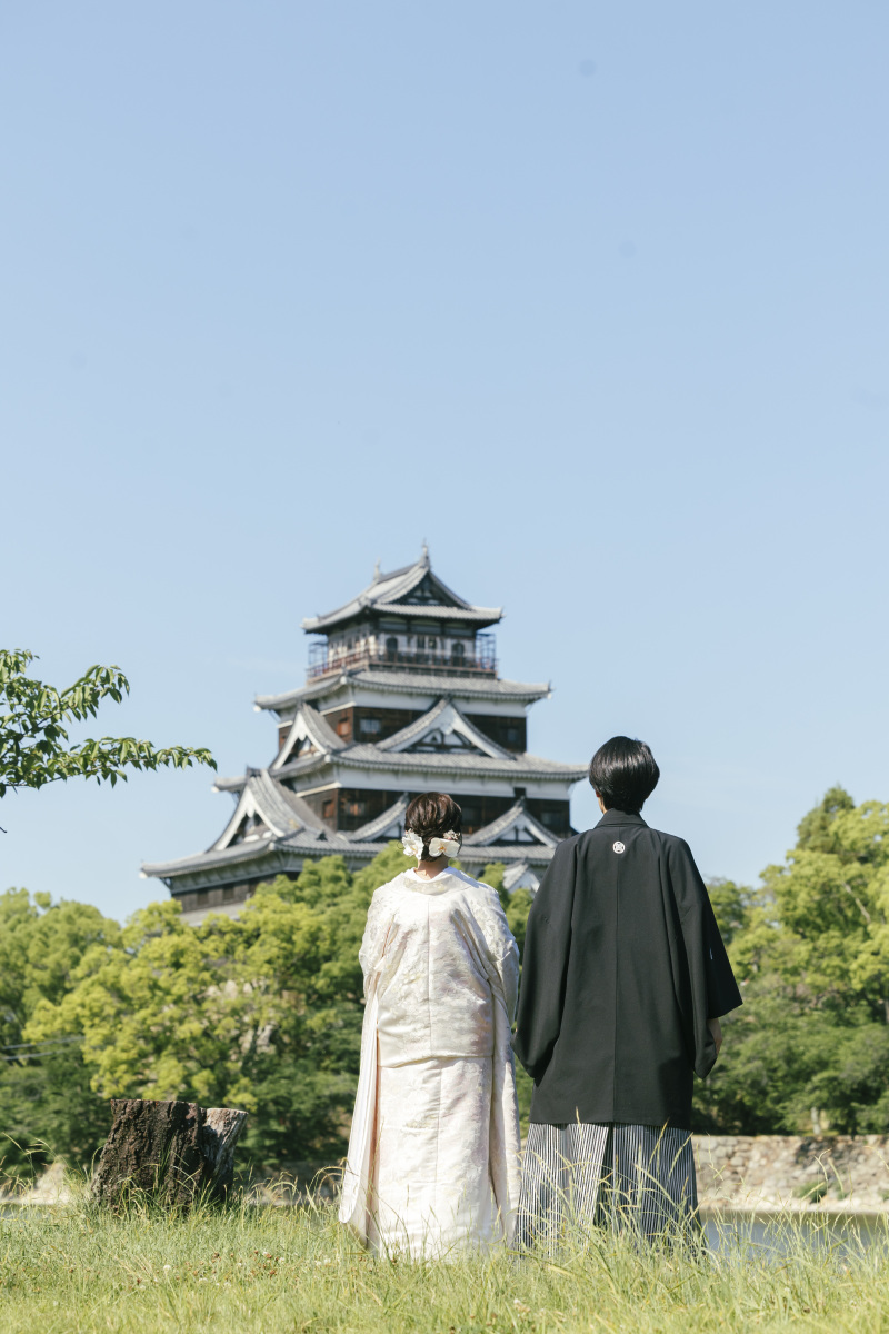 広島城をバックに